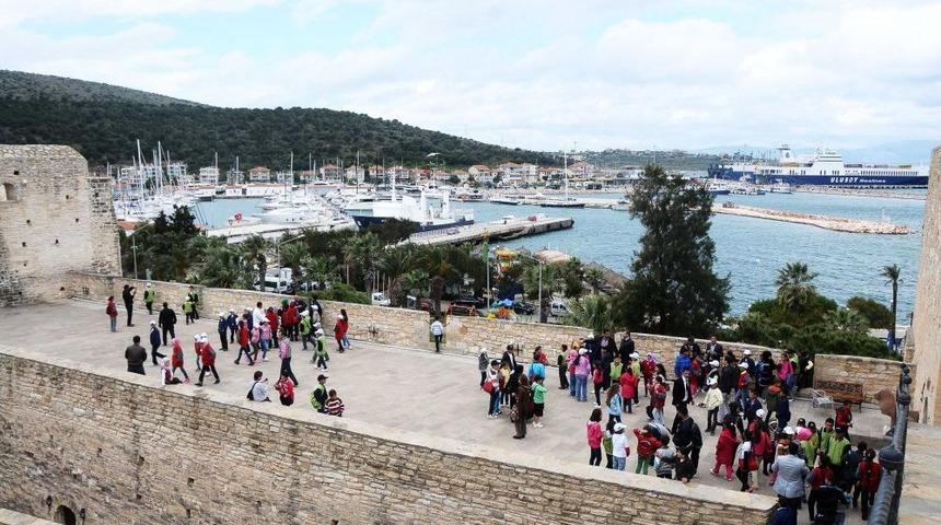 Suriyeli 134 M&uuml;lteci &Ccedil;ocuk &Ccedil;eşme&rsquo;yi Gezdi