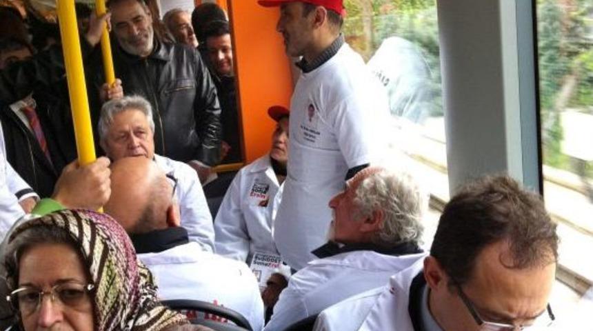 İş Bırakan Doktorlar, Kanlı &Ouml;nl&uuml;klerle Metroya Binip Şiddete Dikkat &Ccedil;ekti