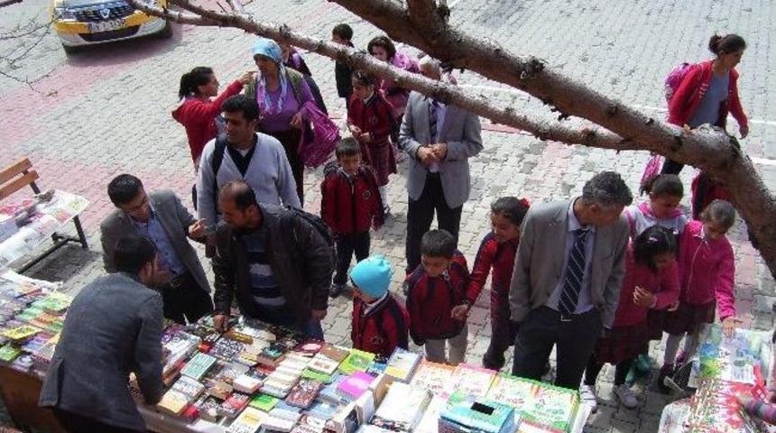 Atat&uuml;rk İlkokulunda Kitap Fuarı