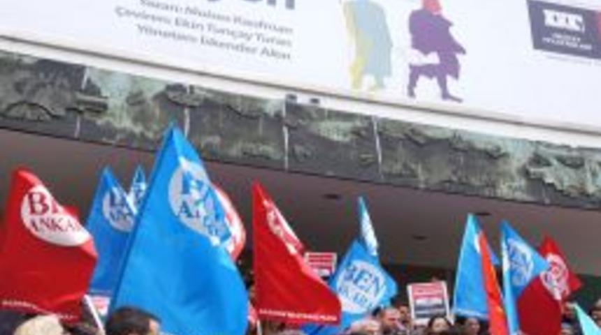 Ak&uuml;n Ve Şinasi Sahnesinin Satışı Protesto Edildi