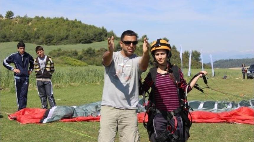 Ahas, Gen&ccedil; Yama&ccedil; Paraş&uuml;t&ccedil;&uuml;leri Yetiştiriyor