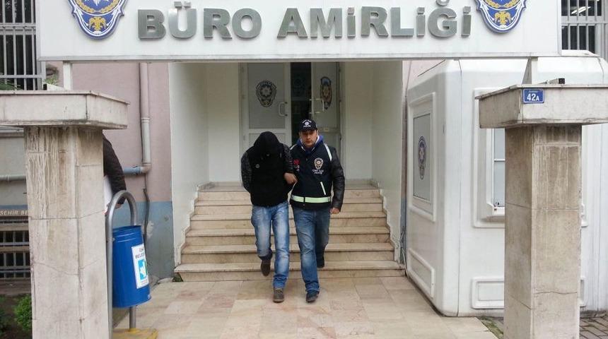 Bir Gecede 5 Aracın Ak&uuml;s&uuml;n&uuml; &Ccedil;alan Hırsızlar Yakalandı