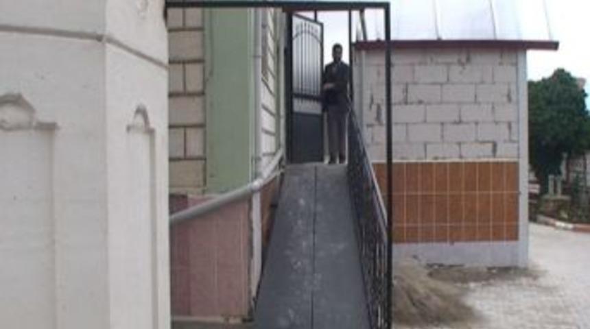 Cami Girişine Engeli Rampası Yapıldı