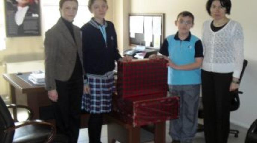 Belediyeden Atık Kağıt Toplayan Okullara Bilgisayar Ve Projeksiyon Cihazı