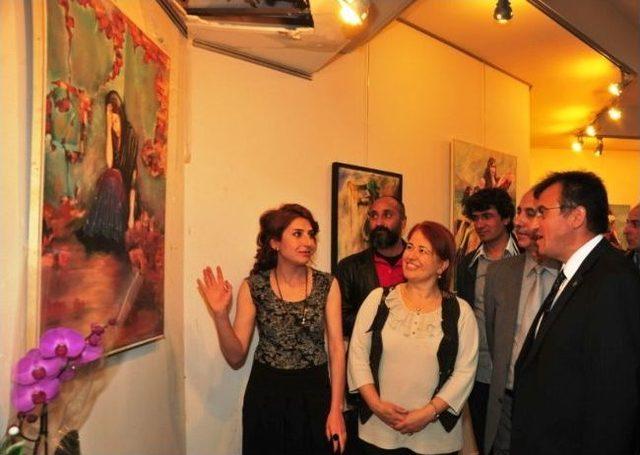 Yy&uuml; &Ouml;ğrencisi Esen İlk Resim Sergisini A&ccedil;tı 2