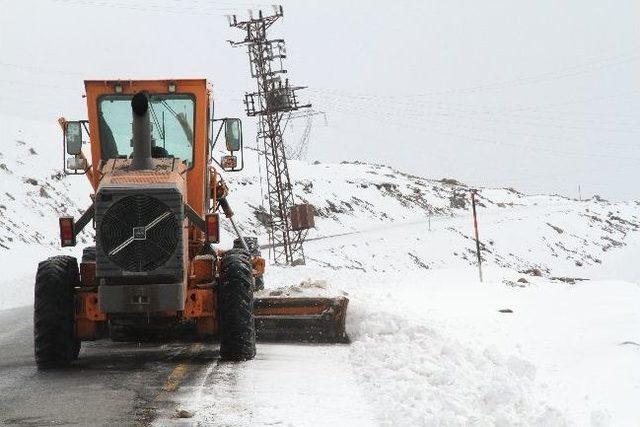 Ardahan'da Nisan Ayında Karla Mücadele Çalışmaları Sürüyor