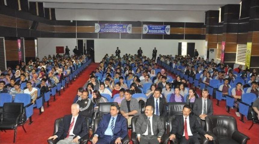 &Uuml;nl&uuml; Karikat&uuml;rist Salih Memecan, Siirt&rsquo;li &Ouml;ğrencilerle Buluştu