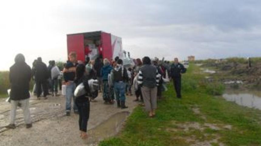 &Ccedil;adırları Su Altında Kalan Mevsimlik Iş&ccedil;ilere Kızılay Desteği