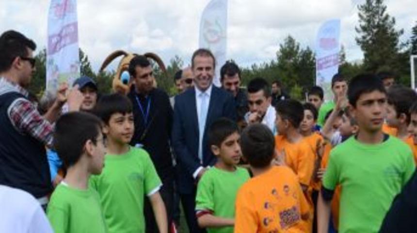 Abdullah Avcı, 23 Nisan Şenlikleri Kapsamında Minik Sporcularla Bir Araya Geldi