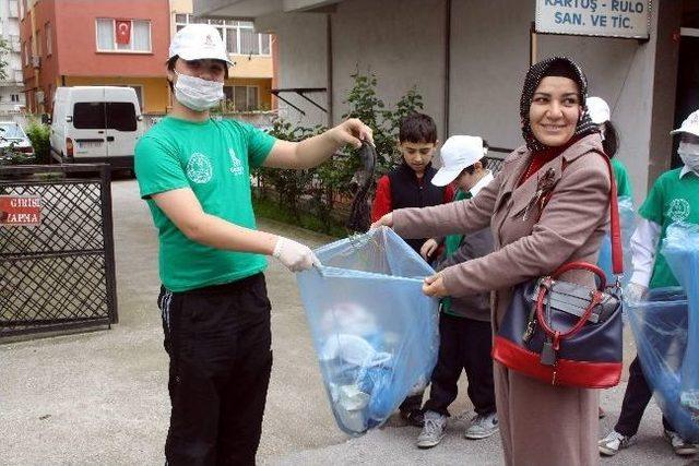 Öğrenciler Balıkesir'in Sokaklarını Temizledi