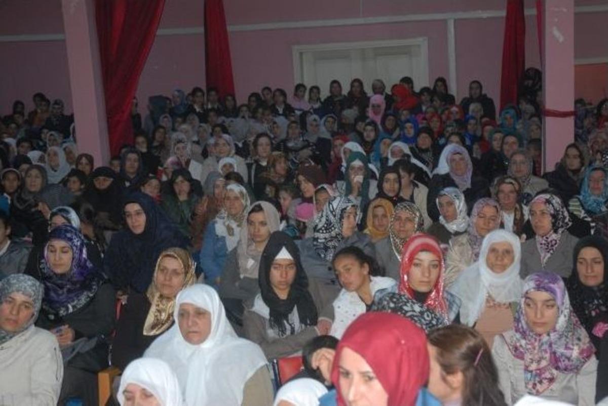 Kadınların D&uuml;zenlediği Kutlu Doğum Haftasında İzdiham Yaşandı