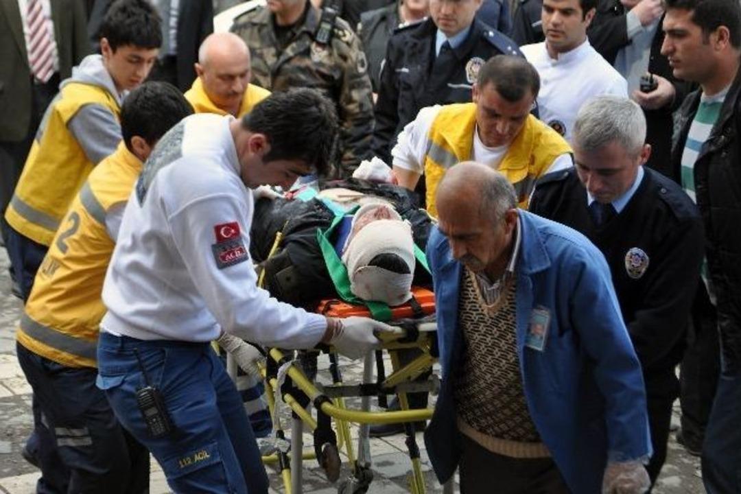 G&uuml;m&uuml;şhane&rsquo;de &Ouml;zel Harekat Polisleri Kaza Yaptı: 7 Yaralı