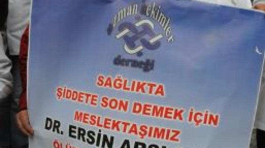 Doktorlar, Sağlık &Ccedil;alışanlarına Y&ouml;nelik Şiddeti Protesto Etti