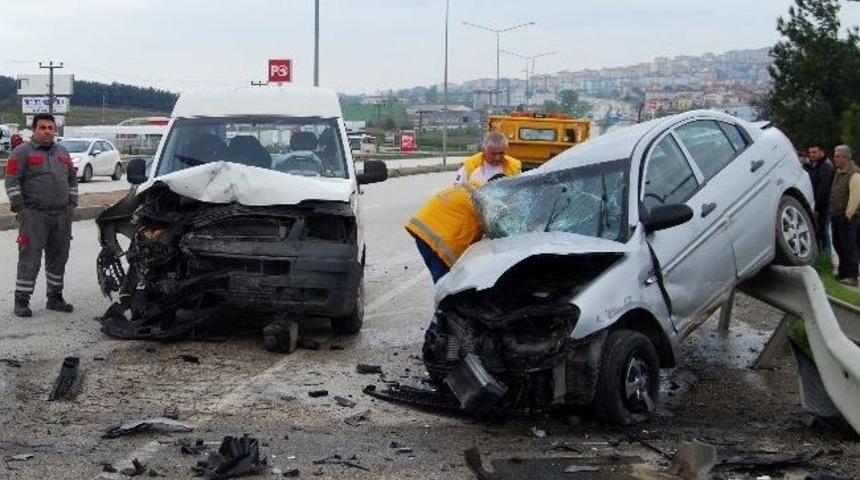 Aşırı Hız Ve Dikkatsizlik Kazaya Neden Oldu: 1 &Ouml;l&uuml;, 2 Yaralı