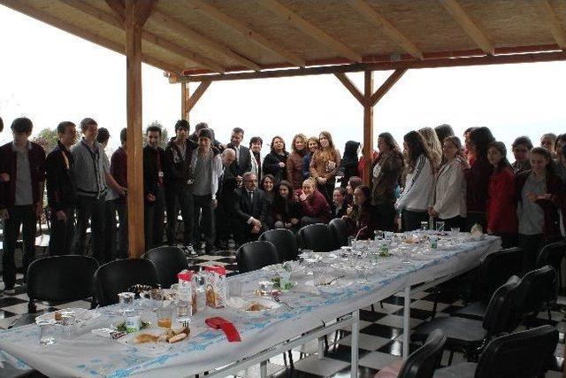 Gölcük Anadolu Öğretmen Lisesi Öğrencilerinden Vefa Örneği