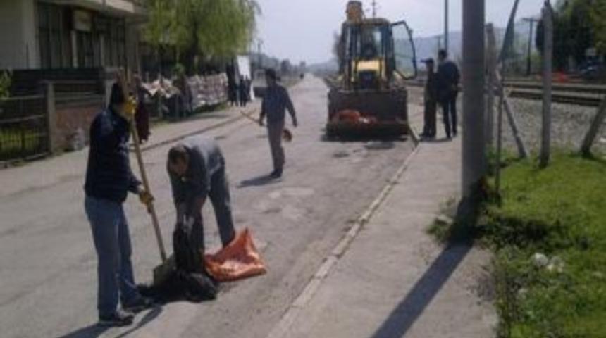 Saltukova&rsquo;da Bozuk Yollar Tamir Ediliyor