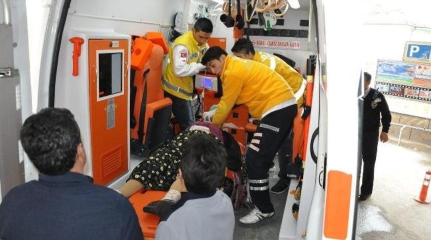 Kırşehir&rsquo;de Taksiyle Otomobil &Ccedil;arpıştı: 4 Yaralı