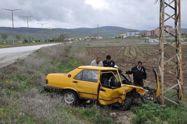 Kırşehir’de Taksiyle Otomobil Çarpıştı: 4 Yaralı