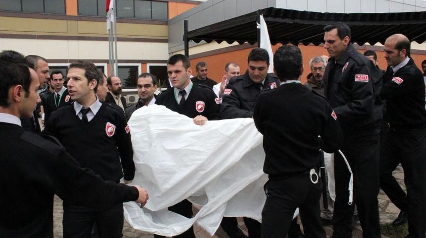 &Ouml;zel G&uuml;venlik&ccedil;iler, Sağlık &Ccedil;alışanlarının &Ccedil;adır Kurmasına Izin Vermedi