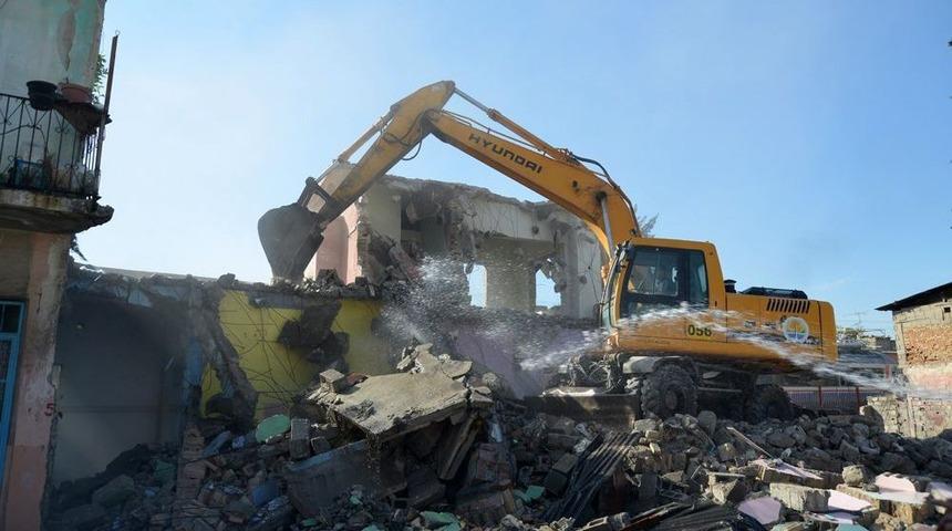 Ray Sokak'ta Yakım &Ccedil;alışmaları S&uuml;r&uuml;yor