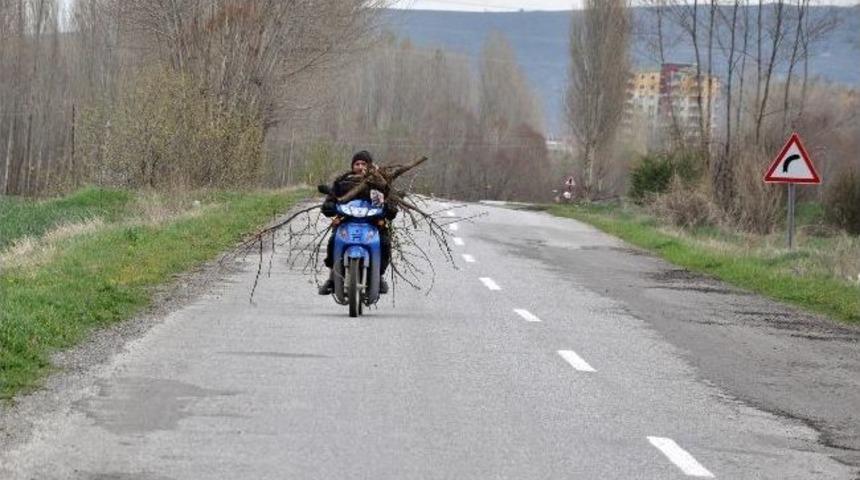 Motosiklet &Uuml;zerinde Tehlikeli Yolculuk