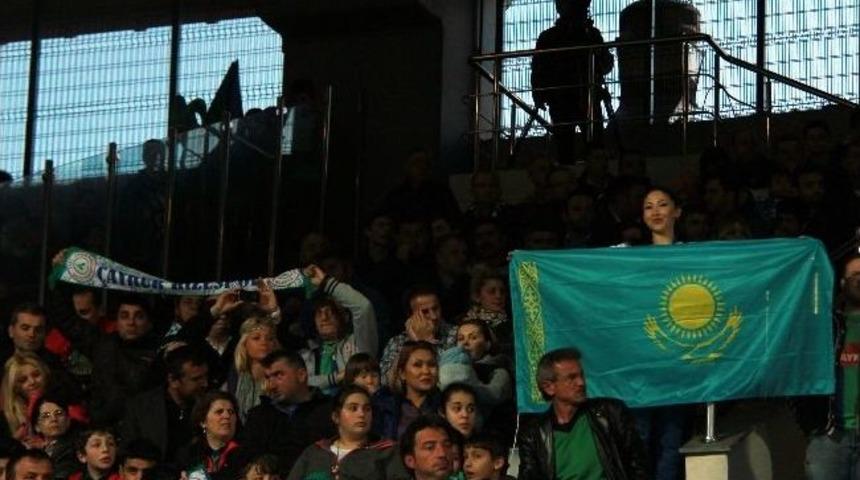 Kazak Sporseverlerden Rizespor&rsquo;a Destek