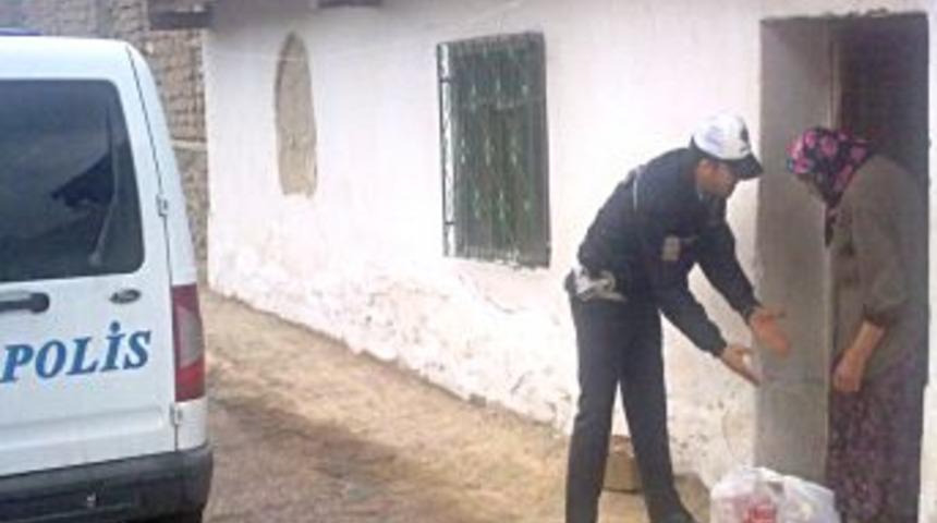 &Ccedil;ekerek Polisinden Ihtiya&ccedil; Sahibi Aileye Gıda Yardımı