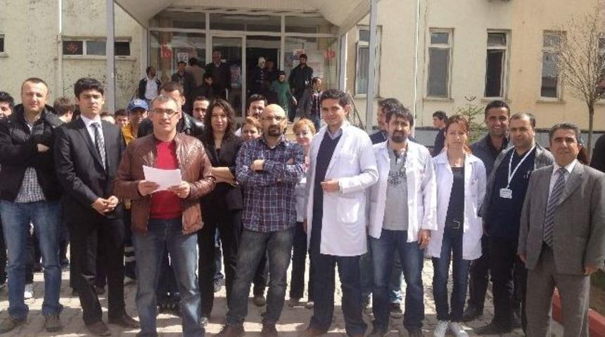 Doktorlar Ve Sağlık &Ccedil;alışanlarından &ldquo;grevdeyiz-g&ouml;revdeyiz&rdquo; Eylemi