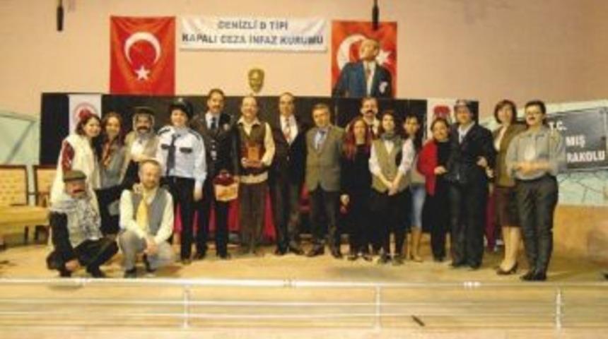 H&uuml;k&uuml;ml&uuml; Ve Tutuklulular Tiyatro İzledi