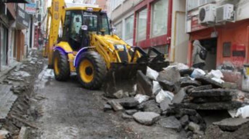 Belediye Ekipleri, Yağmura Rağmen Yol &Ccedil;alışmalarını S&uuml;rd&uuml;rd&uuml;