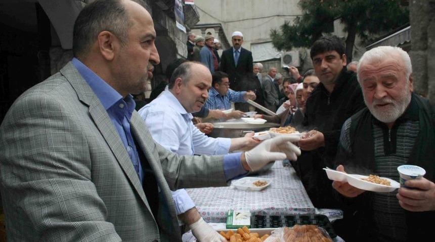 Asırlık Caminin Avlusunda Bin Kişiye Kutlu Doğum Aşı Dağıtıldı