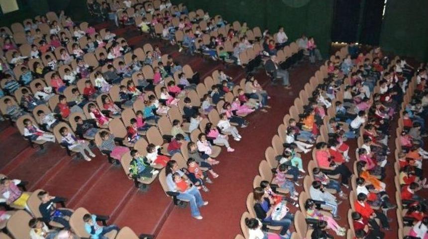 &Ccedil;ocuk Festivali Tiyatro Şenliği'nde G&uuml;len Y&uuml;zler