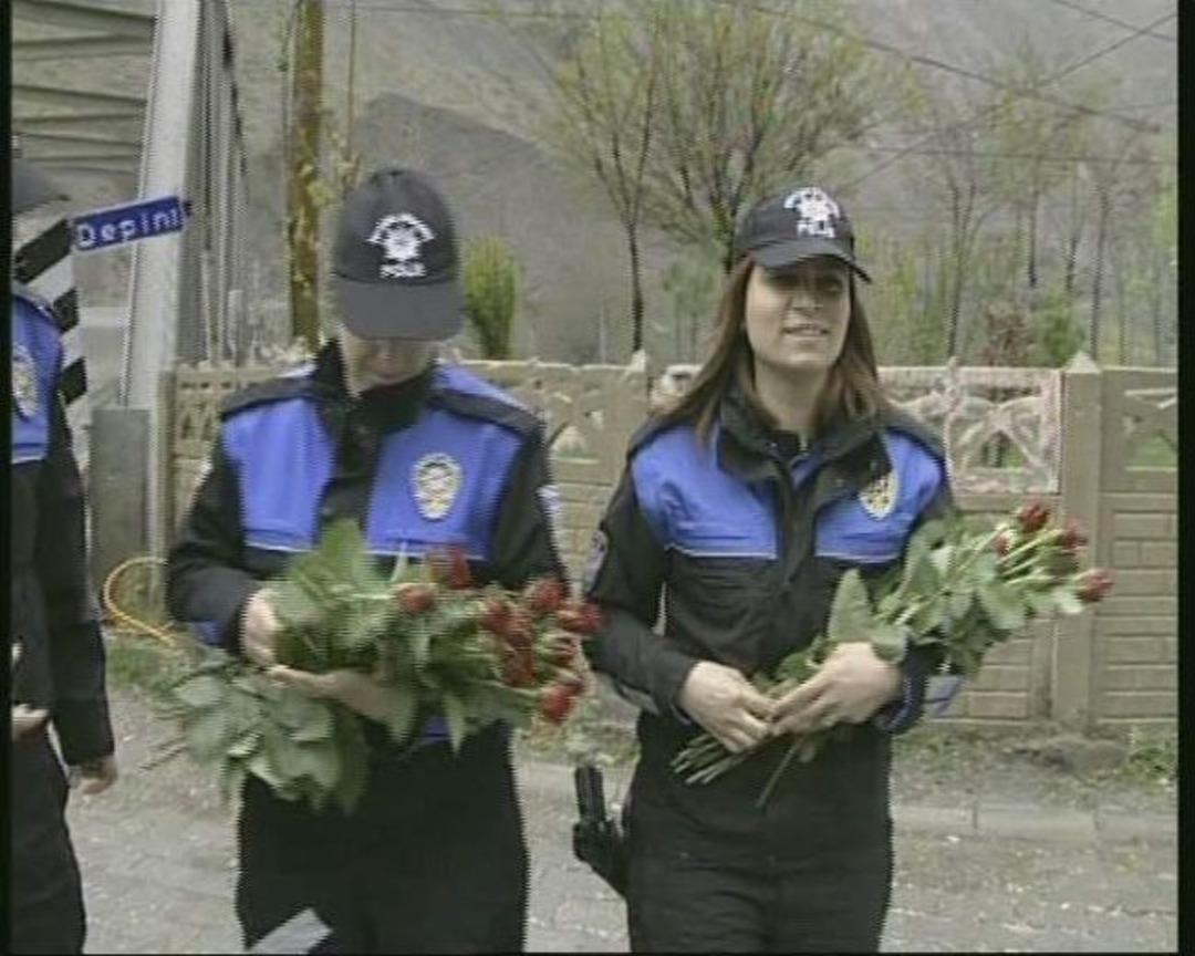Hakkari Polisi Akil İnsanlar G&uuml;llerle Karşıladı