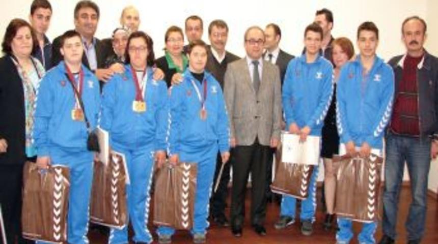 PA&Uuml;&rsquo;de T&uuml;rkiye Genelinde Derece Alan Engelli Sporcular &Ouml;d&uuml;llendirildi