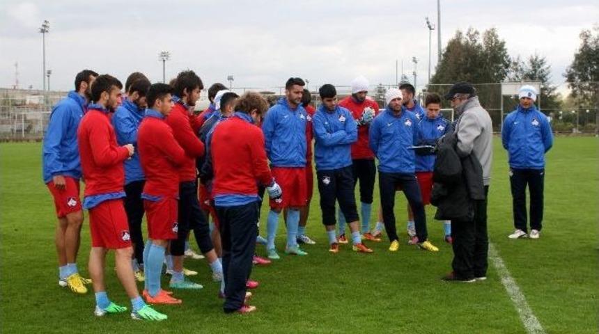Teknik Direkt&ouml;r Mustafa Ak&ccedil;ay, 1461 Trabzon'u S&uuml;per Lig İ&ccedil;in Motive Ediyor