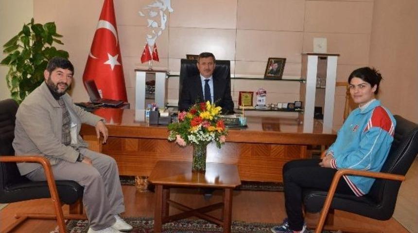 D&uuml;nya Ve Avrupa Boks Şampiyonu G&uuml;ls&uuml;m Tatar Vali Yılmaz&rsquo;ı Makamında Ziyaret Etti