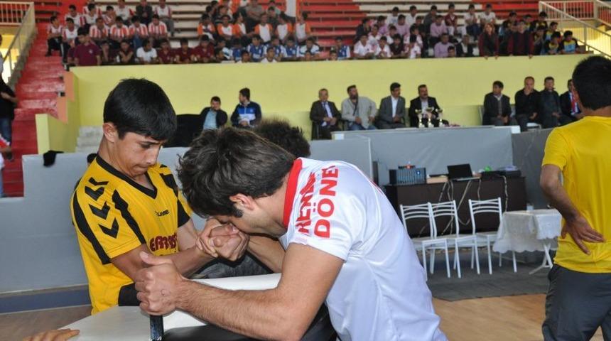 Kozan'da Bilek G&uuml;reşi Turnuvası D&uuml;zenlendi