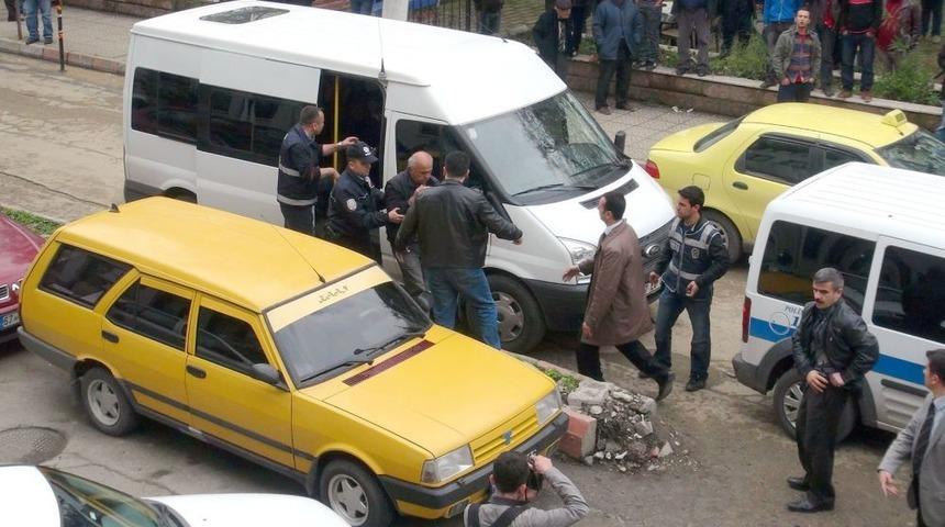 Erkek &Ccedil;ocuğa Cinsel Istismar Zanlılarına Adliye &Ouml;n&uuml;nde Tekmeli Saldırı