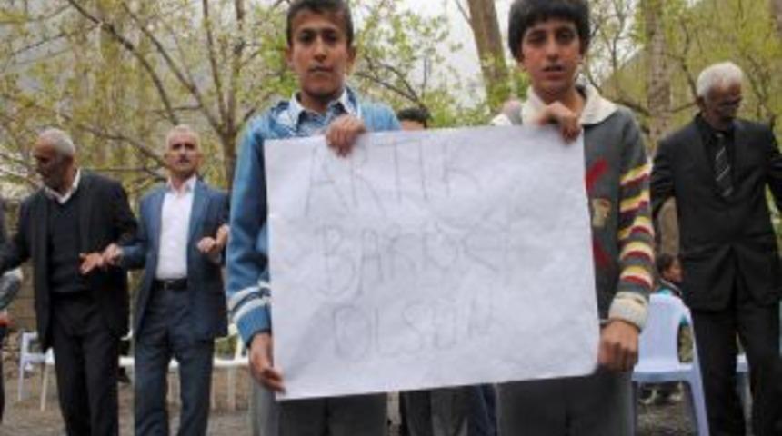 Hakkari'de Can Peker'i Duygulandıran Karşılama