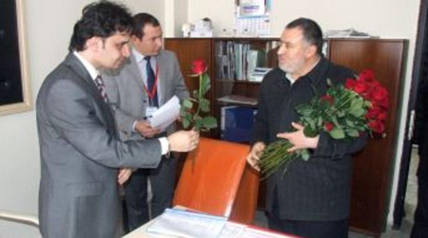 Din G&ouml;revlilerinden Hastane &Ccedil;alışanlarına G&uuml;l Takdimi