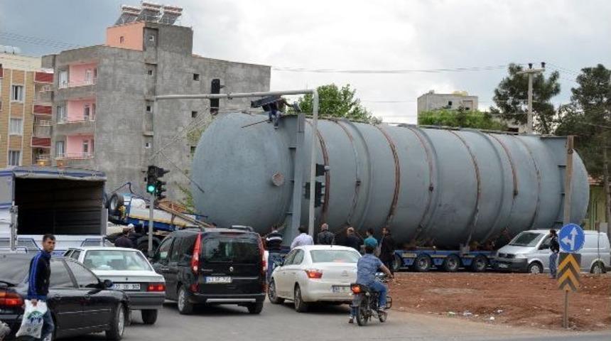 Tır S&uuml;r&uuml;c&uuml;s&uuml; Y&uuml;k&uuml;n&uuml;n Uzunluğunu Unutunca Direğe Takıldı