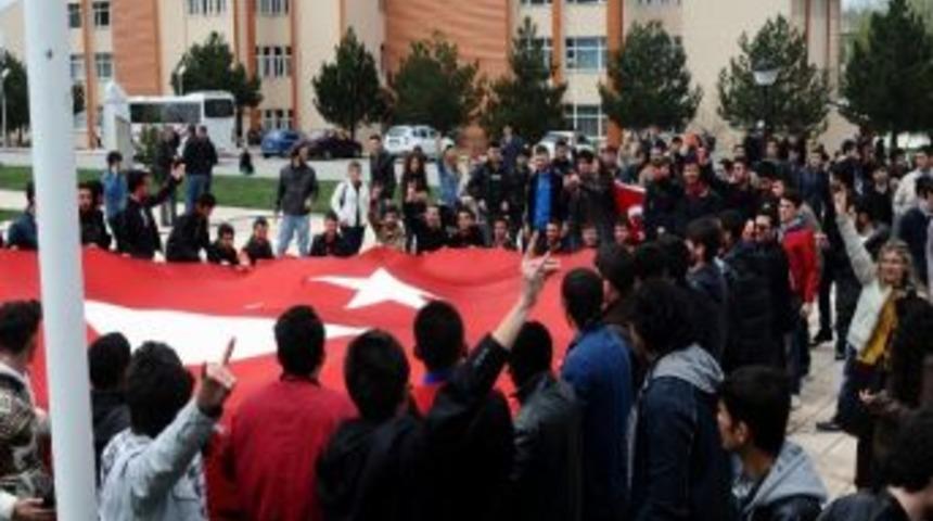 Sivas&rsquo;ta &Uuml;lk&uuml;c&uuml; &Ouml;ğrenciler Karşıt Grup &Ouml;ğrencileri Protesto Etti