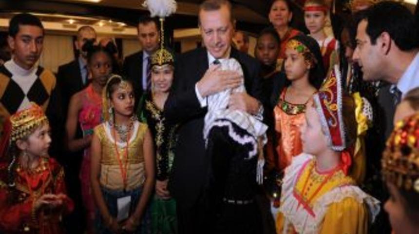 Erdoğan, Kendisine Şiir Okuyan Suriyeli Kızı Bağrına Bastı