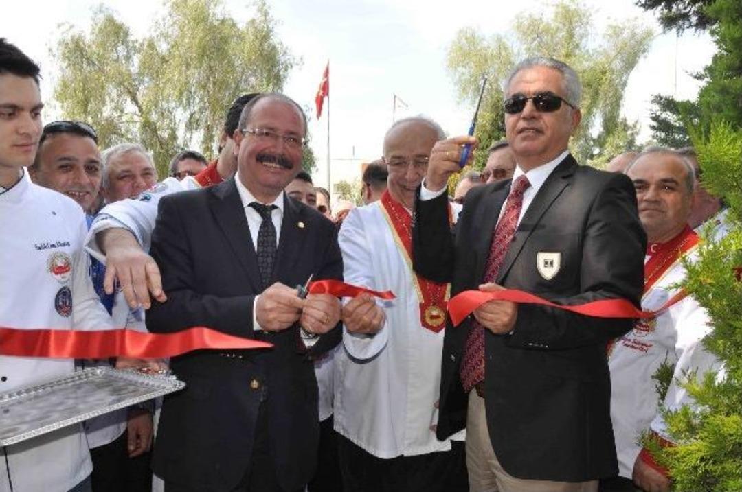 Kuşadası&rsquo;nda Yemek Festivali&rsquo;nde İzdiham