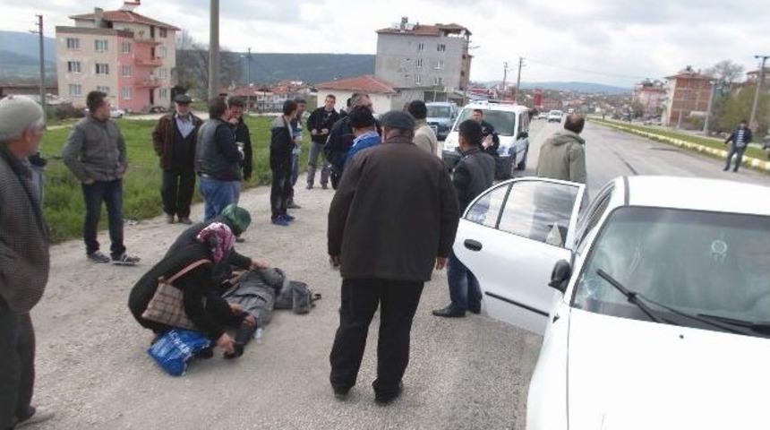 Karşıdan Karşıya Ge&ccedil;mek İsteyen &Ouml;ğrenciye Otomobil &Ccedil;arptı