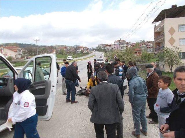 Karşıdan Karşıya Geçmek İsteyen Öğrenciye Otomobil Çarptı