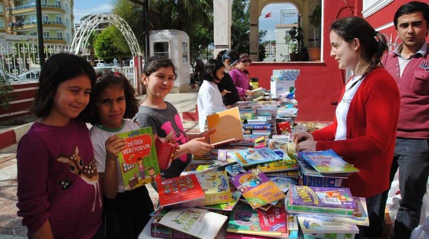 &Ouml;ğrenciler, Kumbaralarında Biriktirdikleri Har&ccedil;lıklarıyla Kitap Satın Aldı
