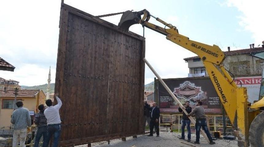 İskilip&rsquo;te &Uuml;retilen Dev Kapı G&ouml;r&uuml;c&uuml;ye &Ccedil;ıktı