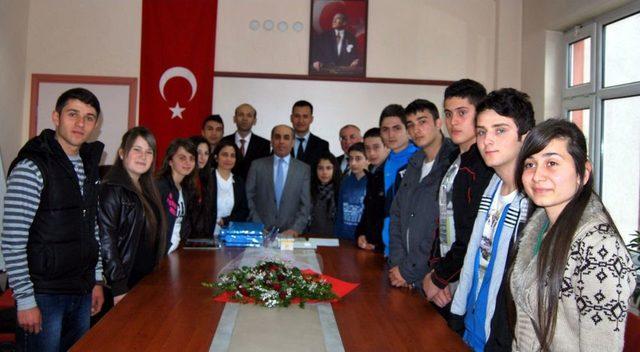 Kaymakam Aktaş, Robot Yarışmasında Birinci Olan &Ouml;ğrencileri &Ouml;d&uuml;llendirdi 1