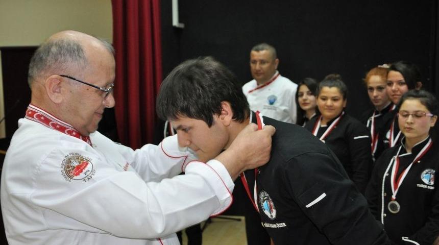 Aş&ccedil;ılık Yarışmasında Dereceye Girenler, Madalya Ile &Ouml;d&uuml;llendirildi